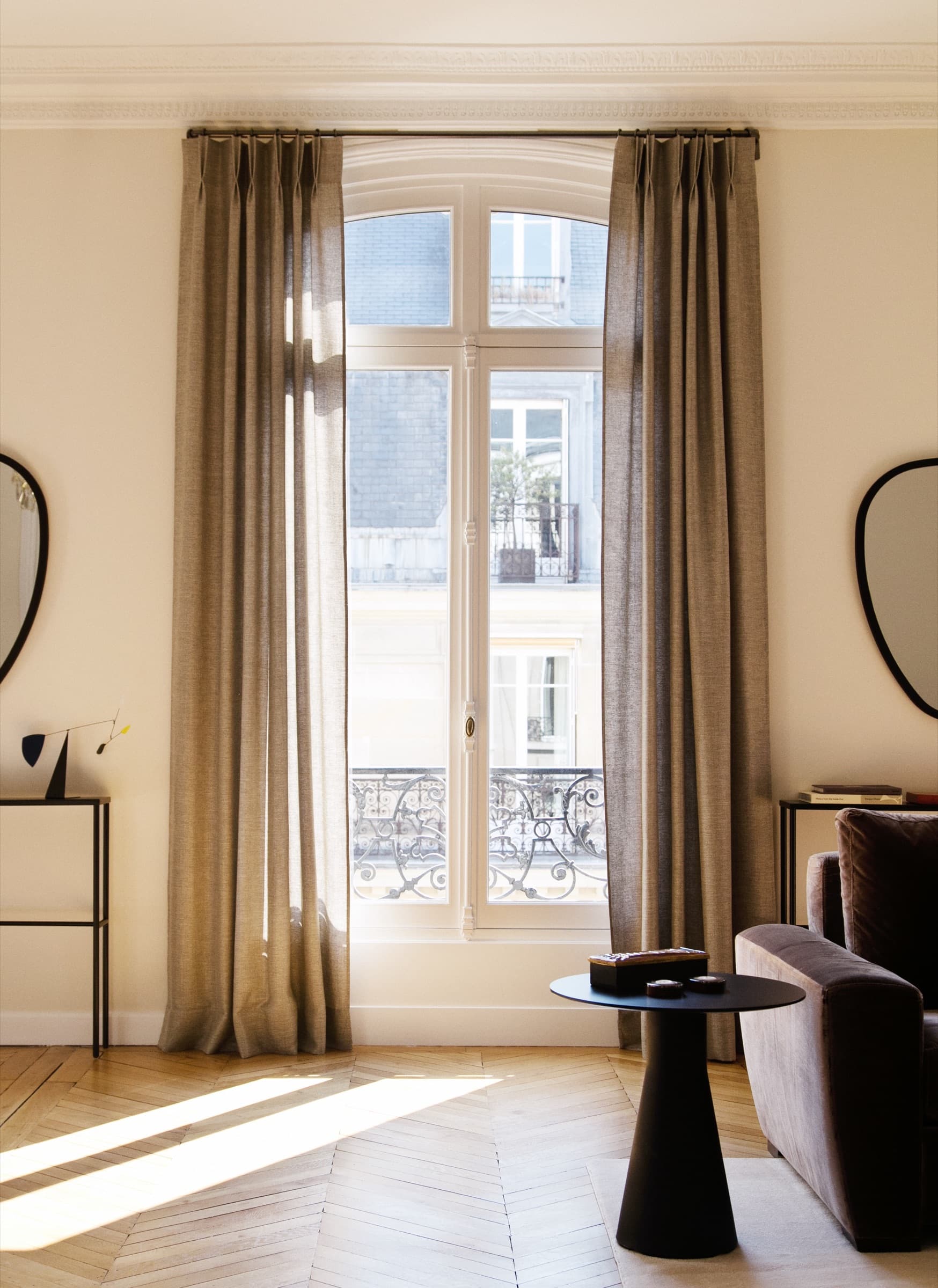 Rideaux salon dans le projet Appartement haussmannien à Paris, France.