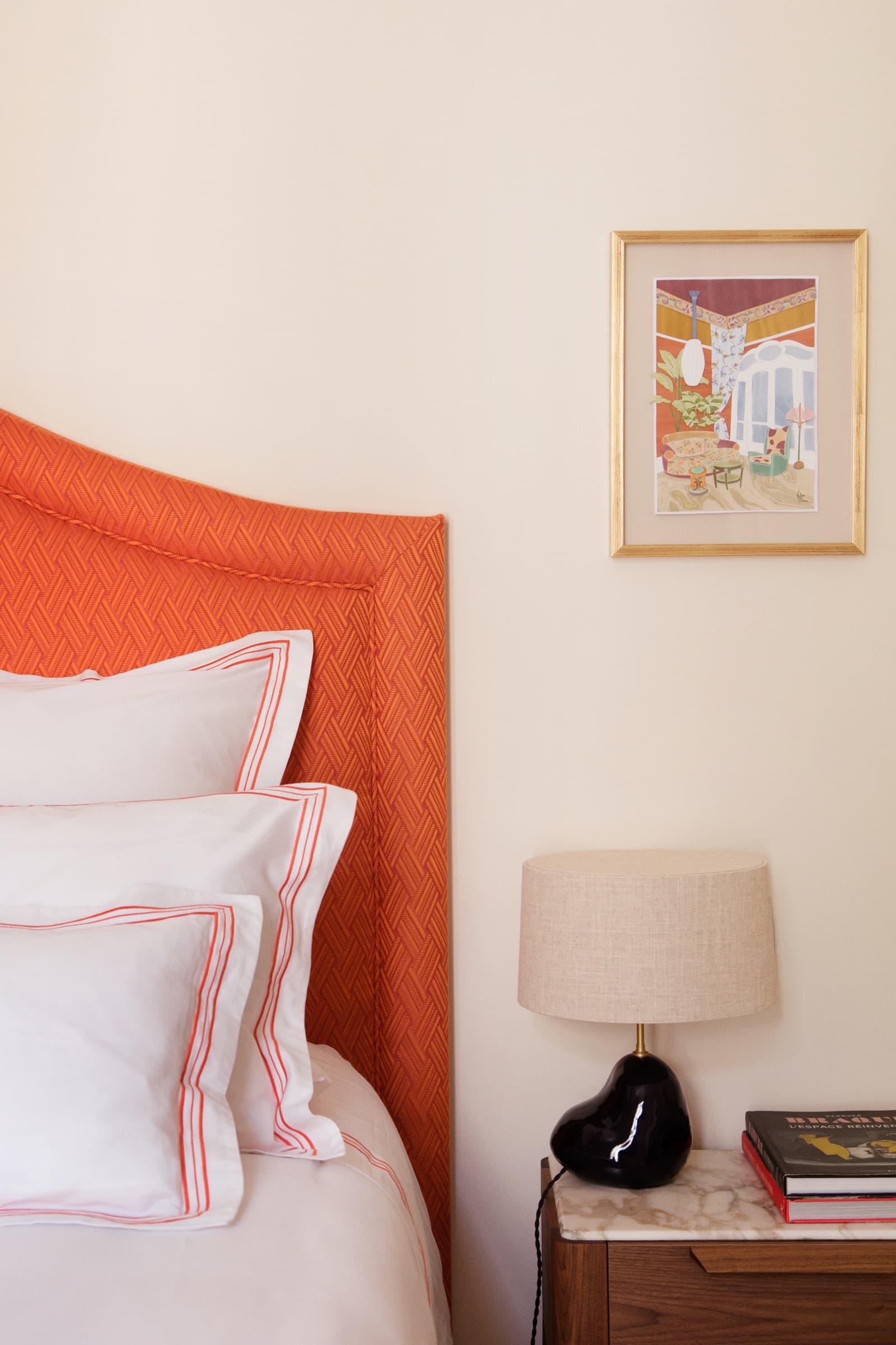 Tête lit orange dans le projet Appartement haussmannien à Paris, France.