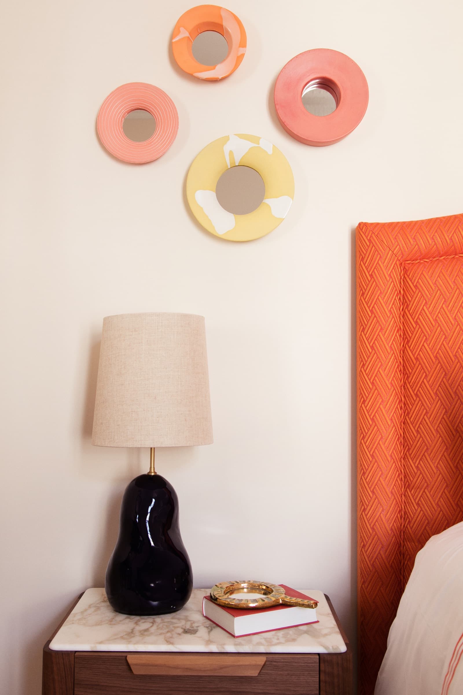 Chevet orange dans le projet Appartement haussmannien à Paris, France.