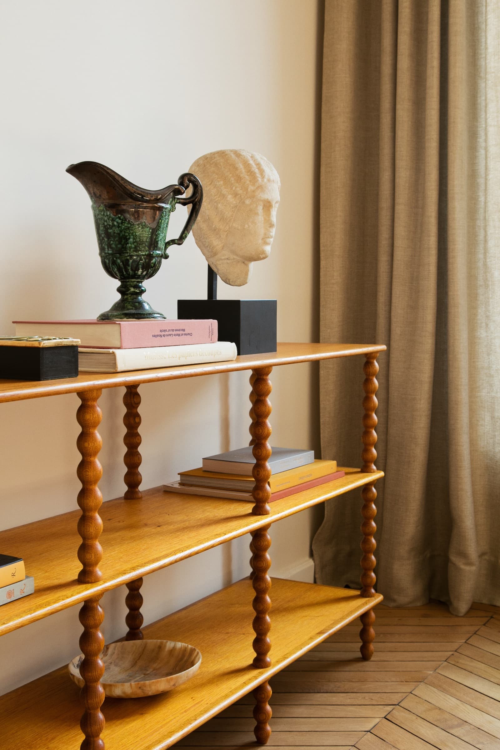 Console rideaux dans le projet Appartement haussmannien à Paris, France.