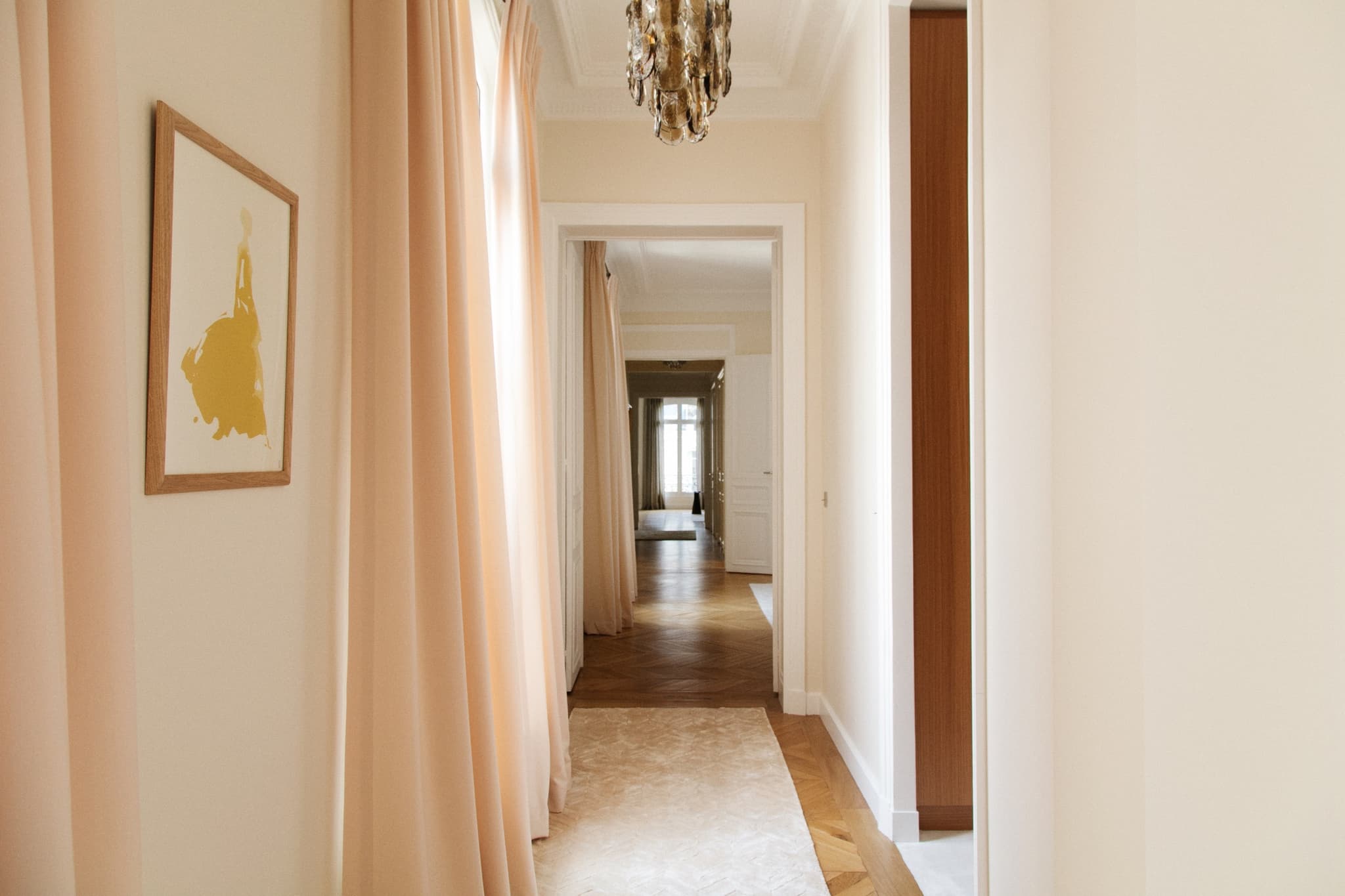 Appartement haussmannien à Paris, France, rideaux, têtes de lit réalisés sur mesure par l'Atelier Virginie Morel.