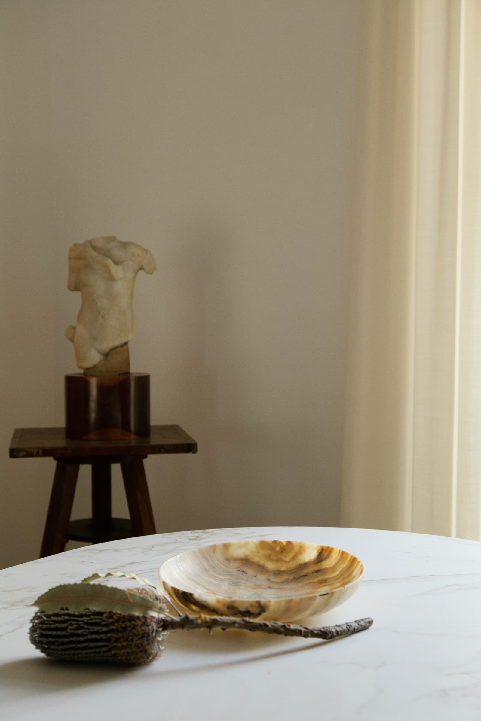Table marbre dans le projet Appartement haussmannien à Paris, France.