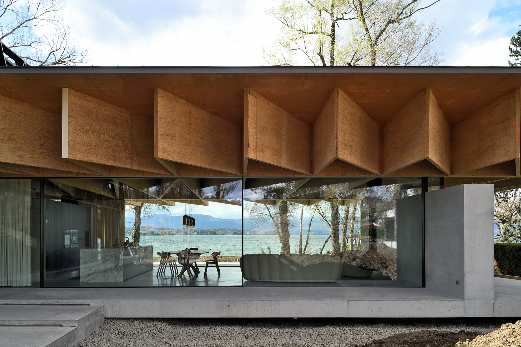 Façade lac large dans le projet BA - Holz House à Lac Léman, France.