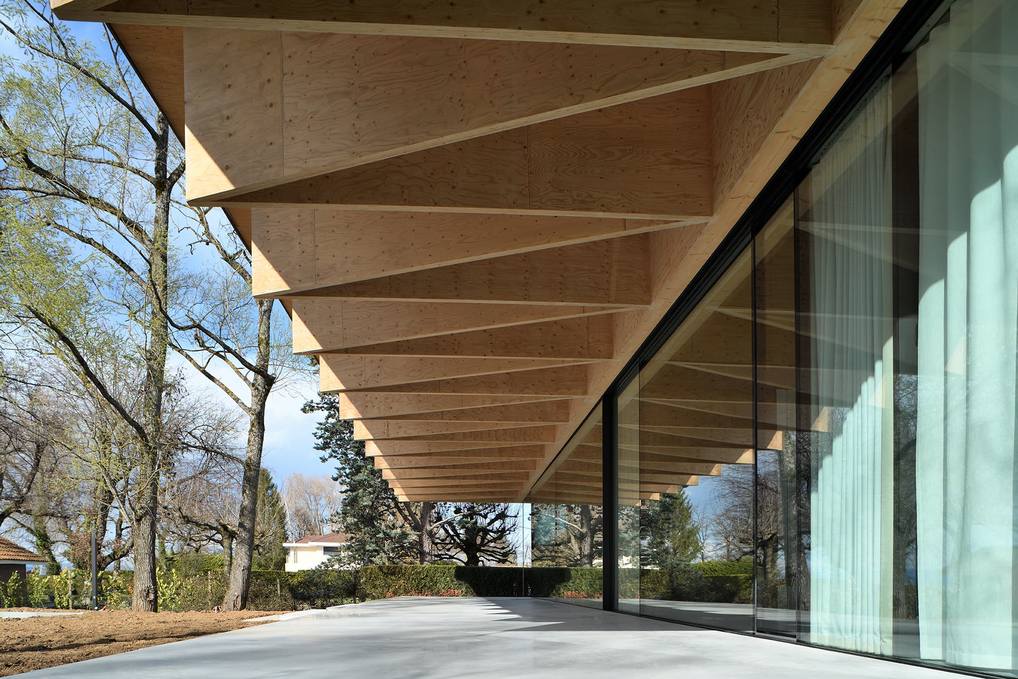 Terrasse rideaux dans le projet BA - Holz House à Lac Léman, France.