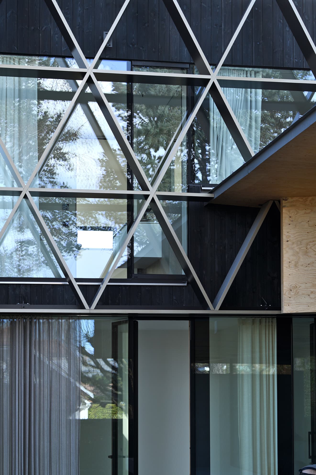 Détail façade angle dans le projet BA - Holz House à Lac Léman, France.