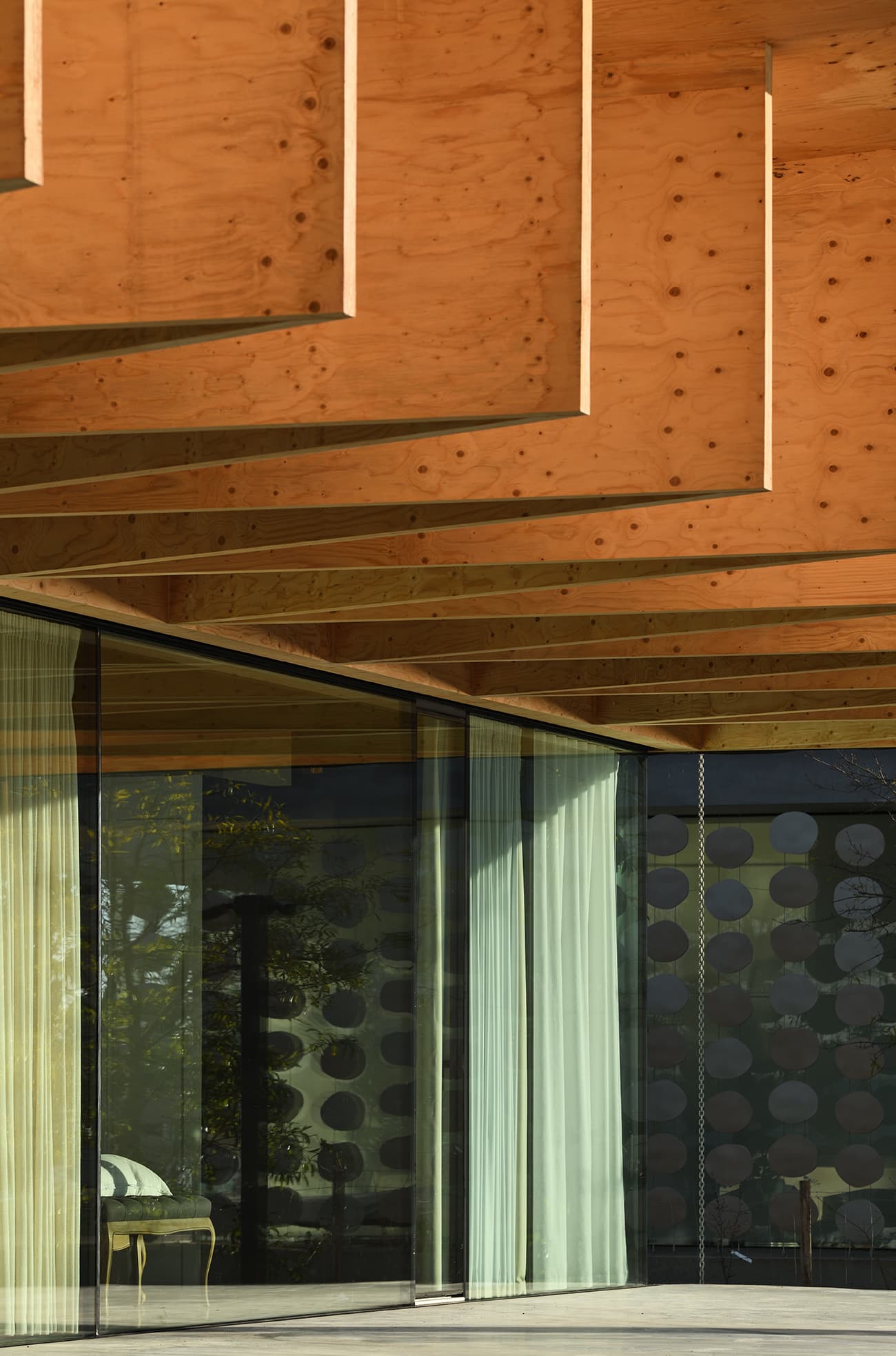 Détail sous face dans le projet BA - Holz House à Lac Léman, France.