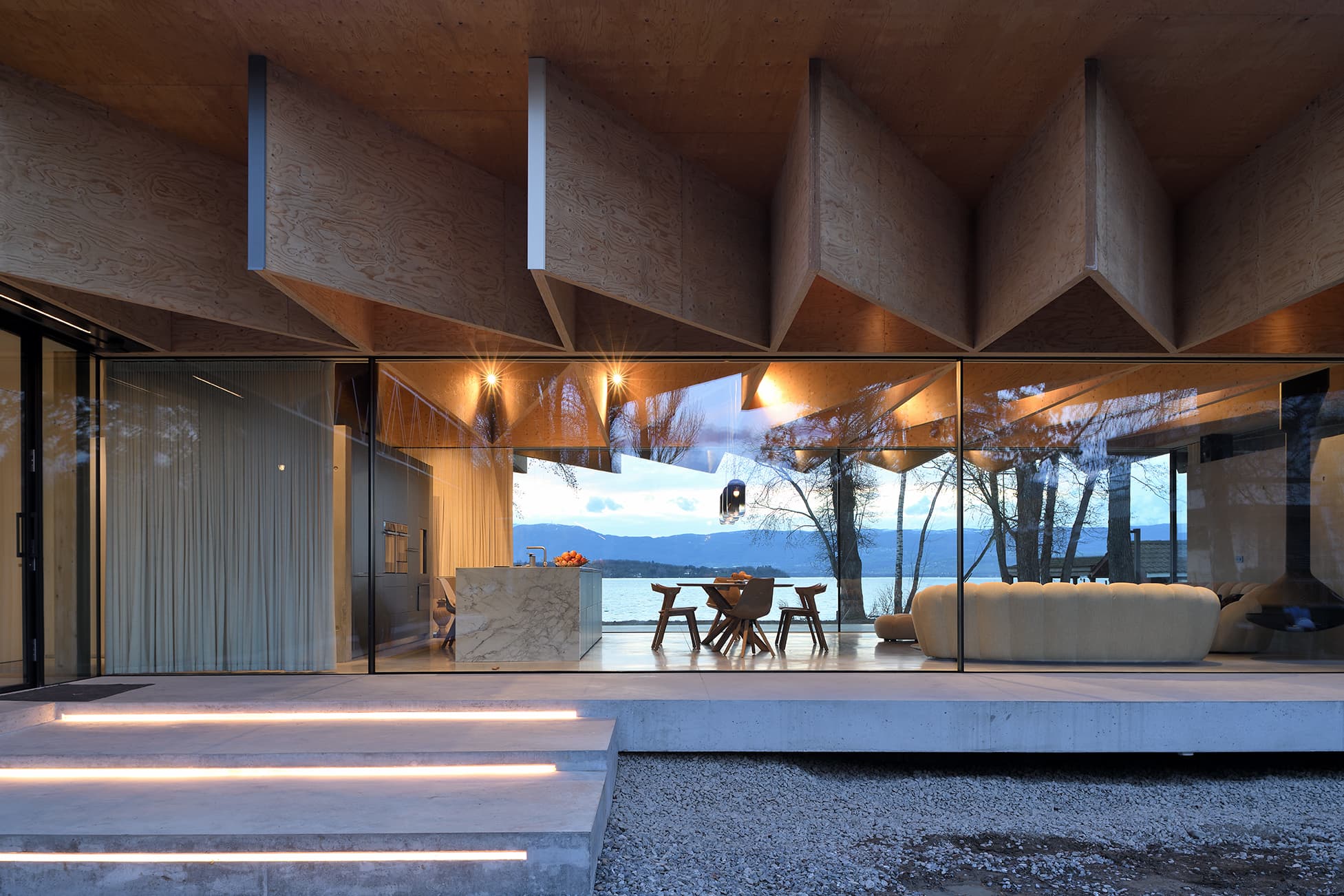 Vue soir dans le projet BA - Holz House à Lac Léman, France.