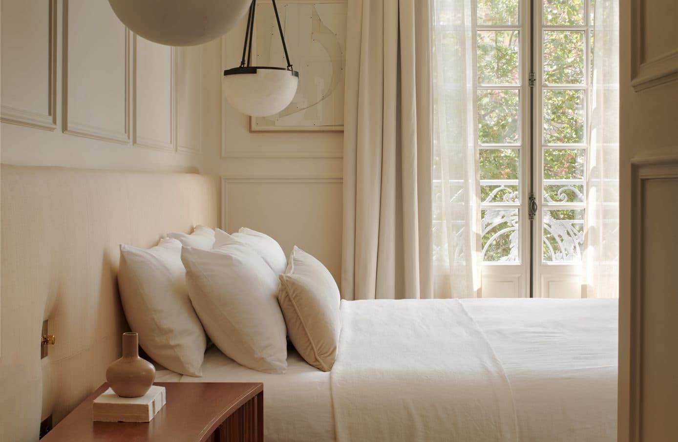 Chambre claire dans le projet Pied-à-terre parisien à Paris, France.