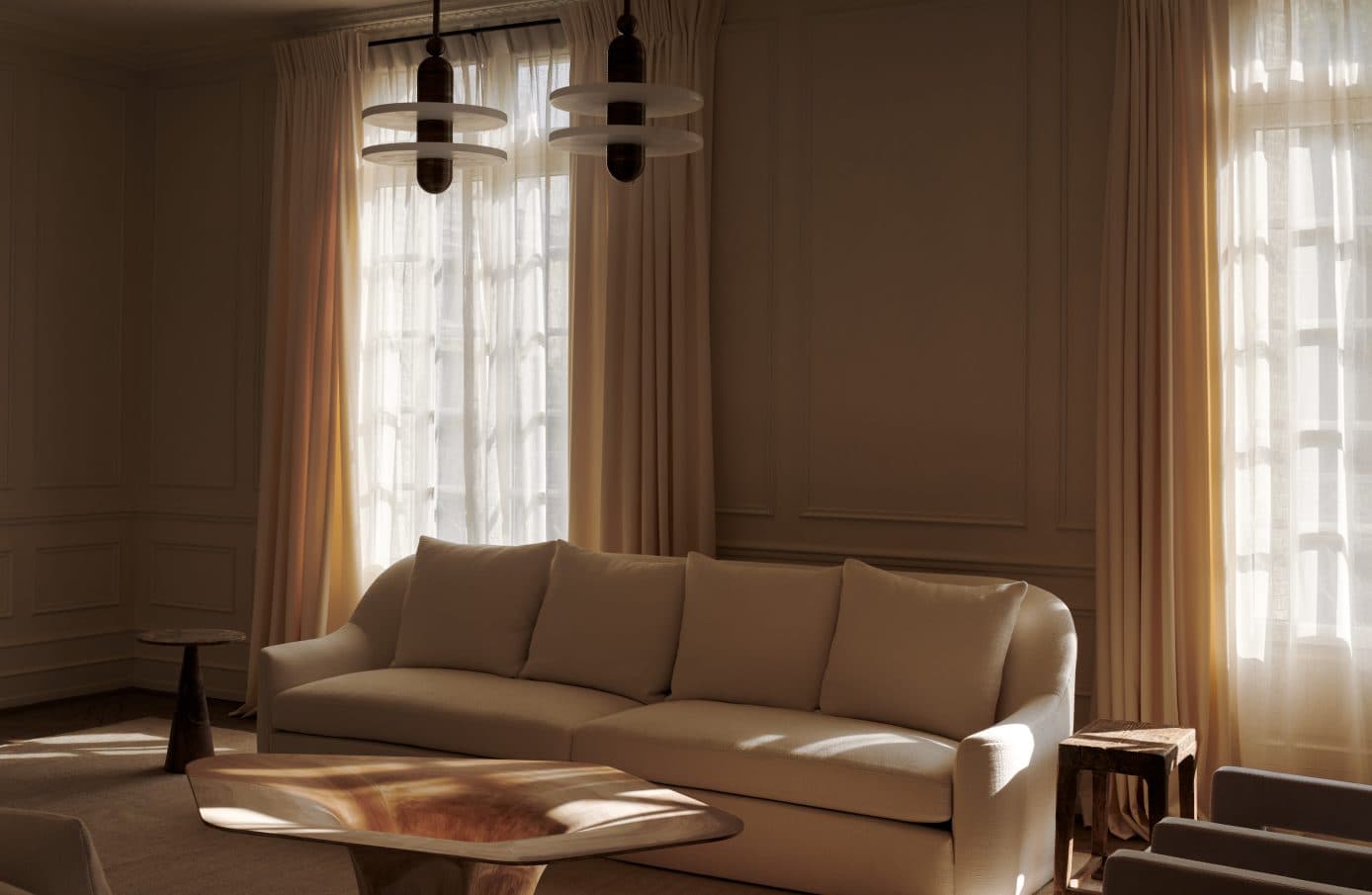 Pied-à-terre parisien à Paris, France, canapés, rideaux, poufs réalisés sur mesure par l'Atelier Virginie Morel.