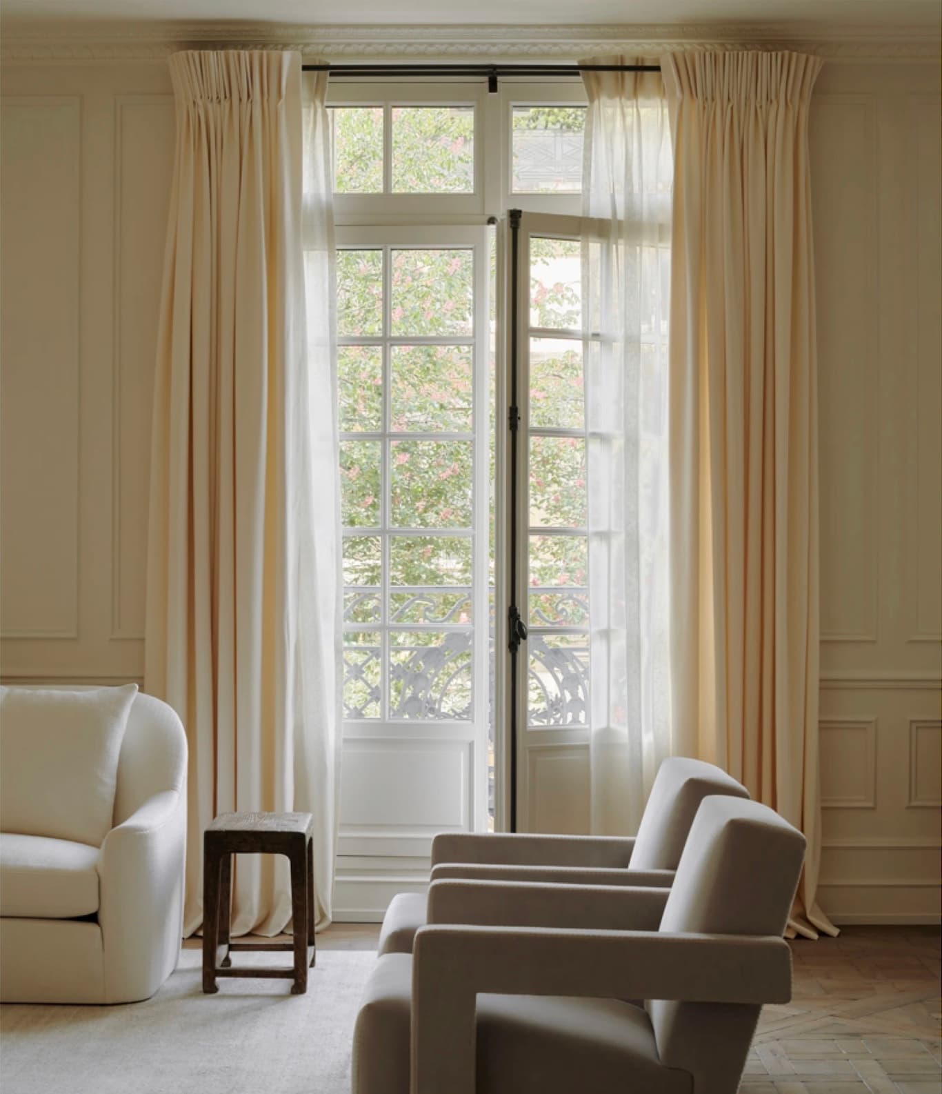 Rideaux salon dans le projet Pied-à-terre parisien à Paris, France.