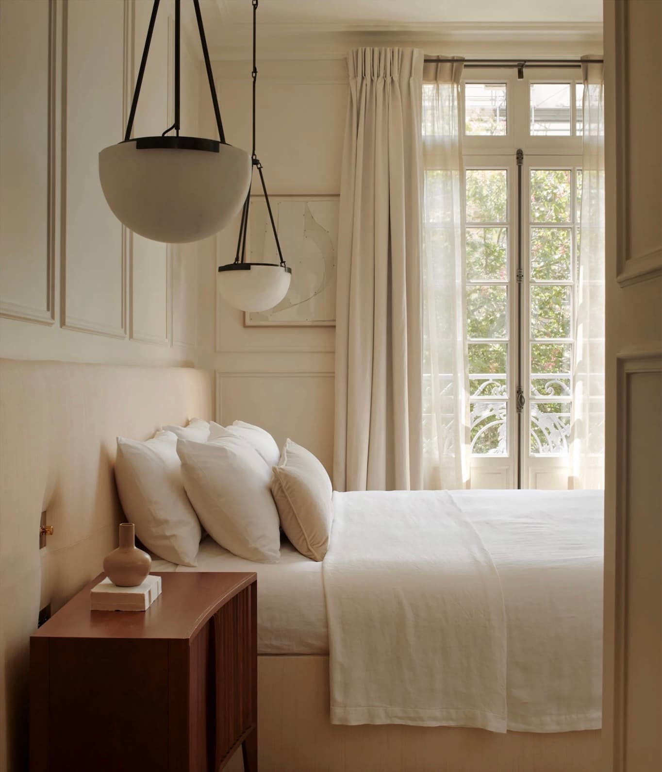 Chambre lit dans le projet Pied-à-terre parisien à Paris, France.