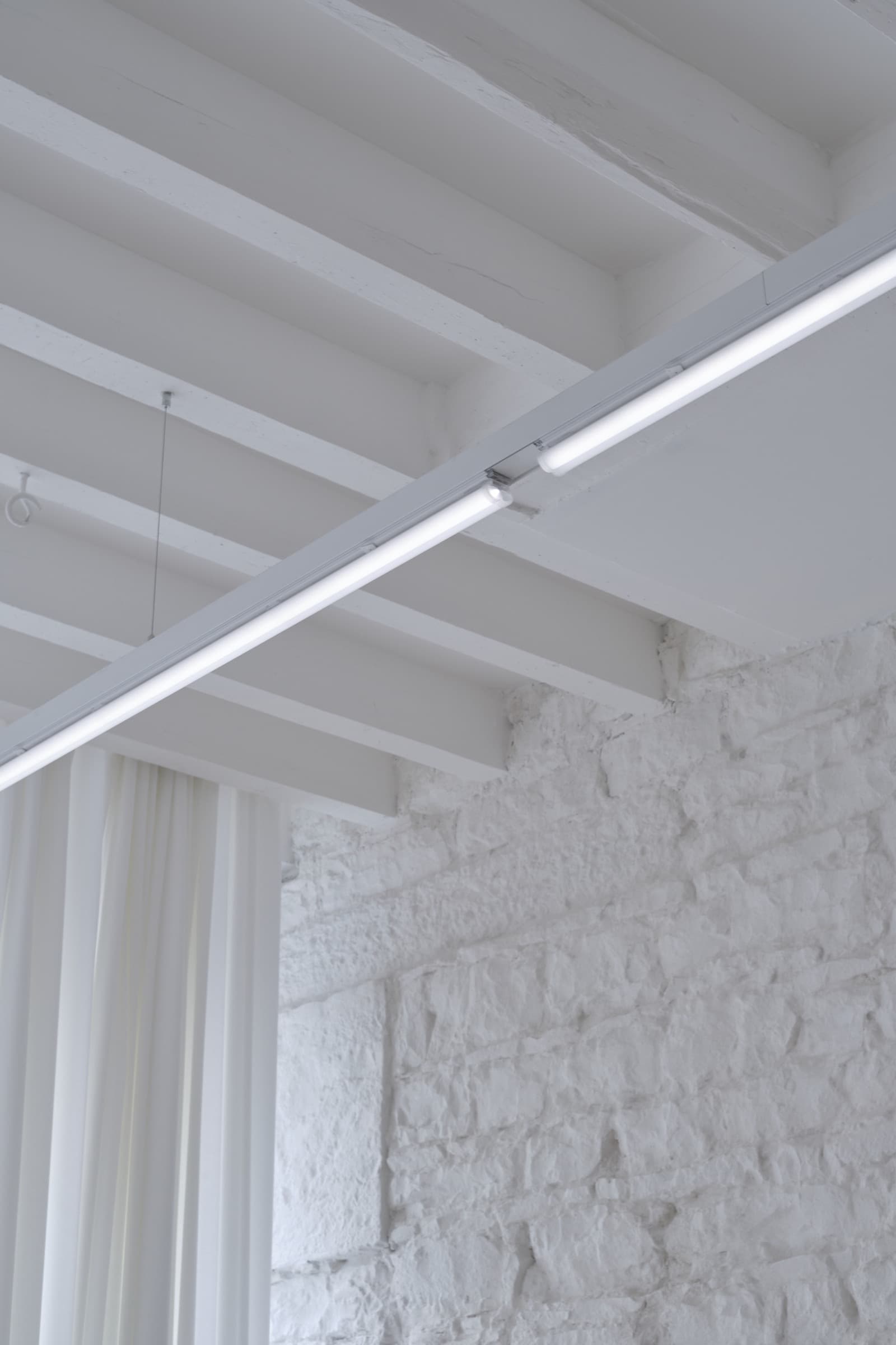 Détail plafond rail dans le projet Galerie Tattis à Lyon, France.