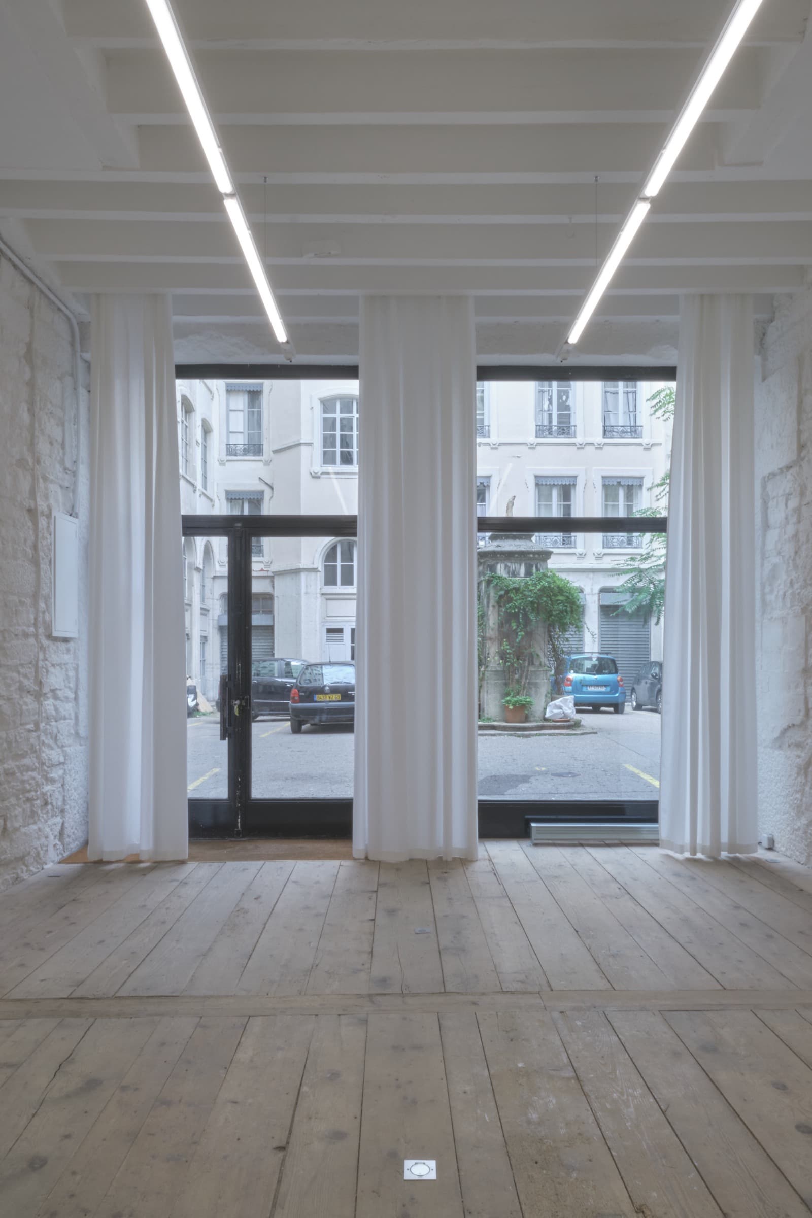Rideaux vitrine dans le projet Galerie Tattis à Lyon, France.