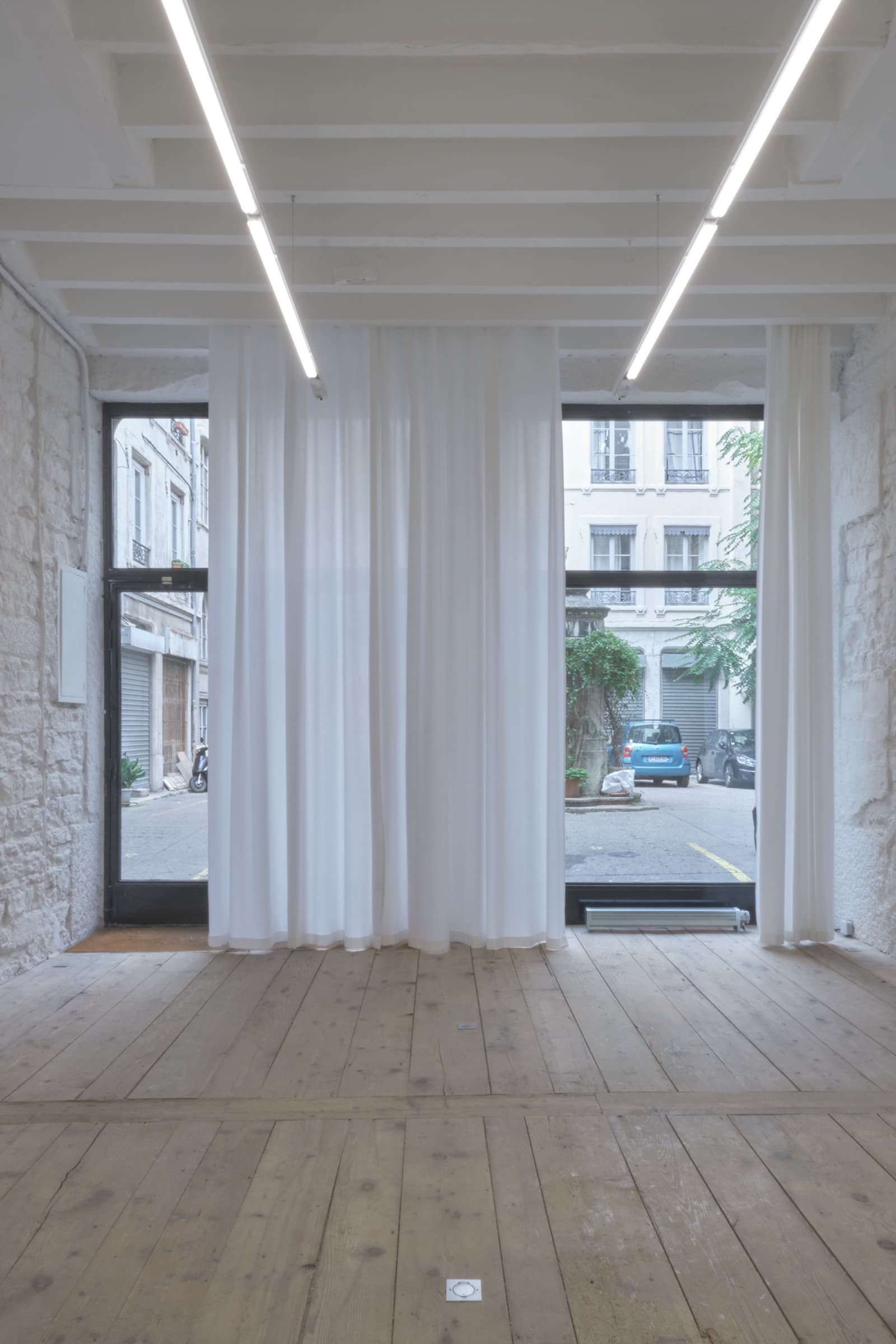 Rideaux galerie dans le projet Galerie Tattis à Lyon, France.