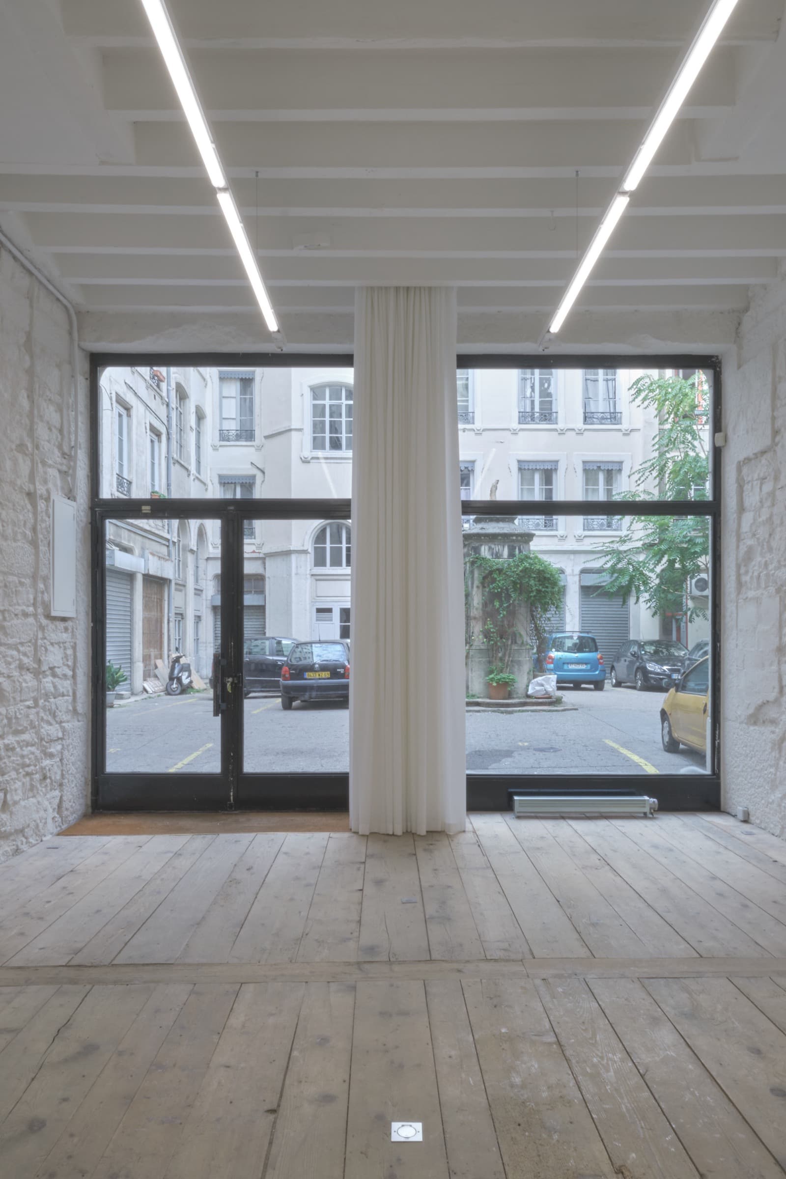 Vitrine rideau central dans le projet Galerie Tattis à Lyon, France.