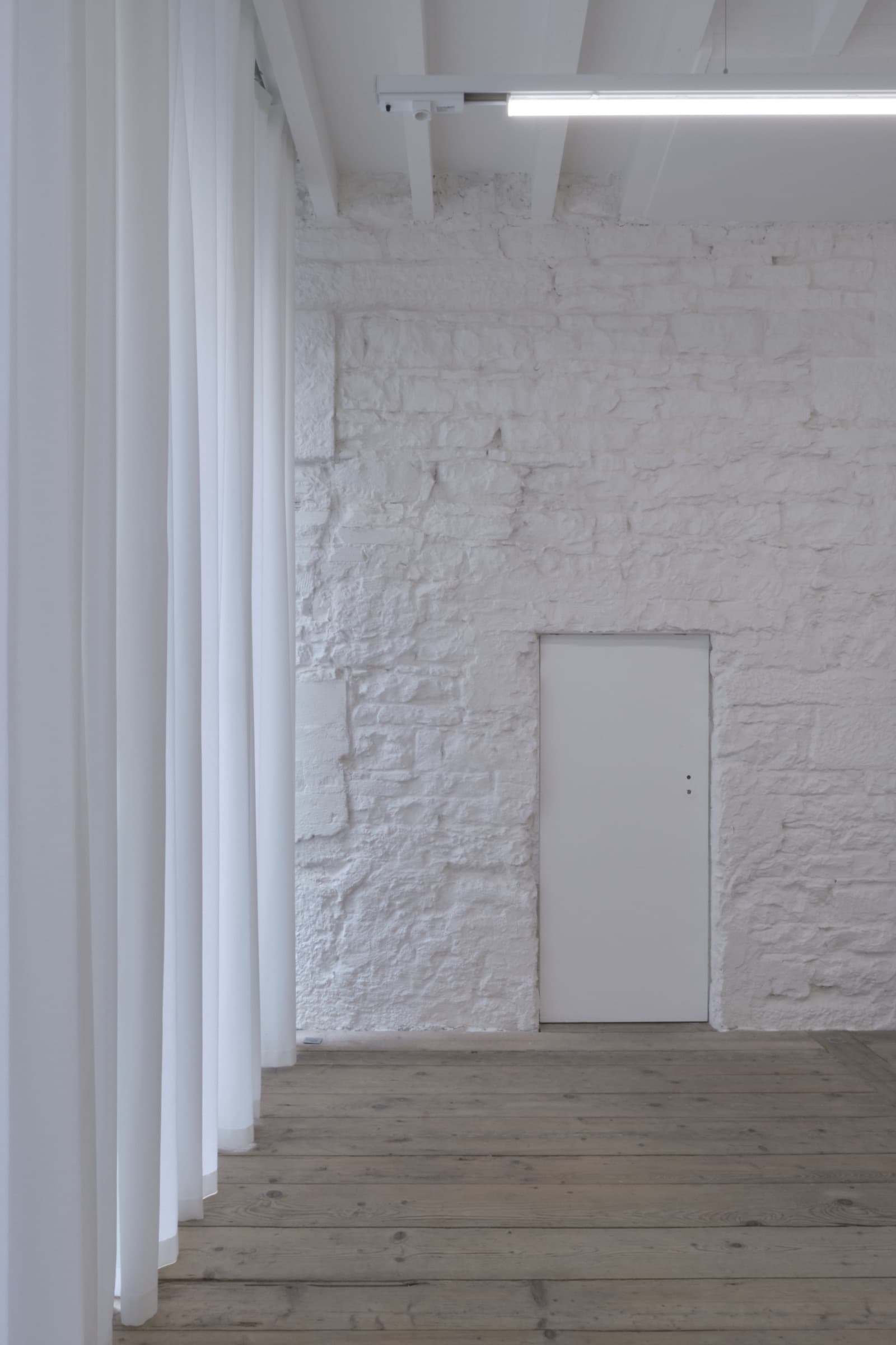 Galerie Tattis à Lyon, France, rideaux réalisés sur mesure par l'Atelier Virginie Morel.