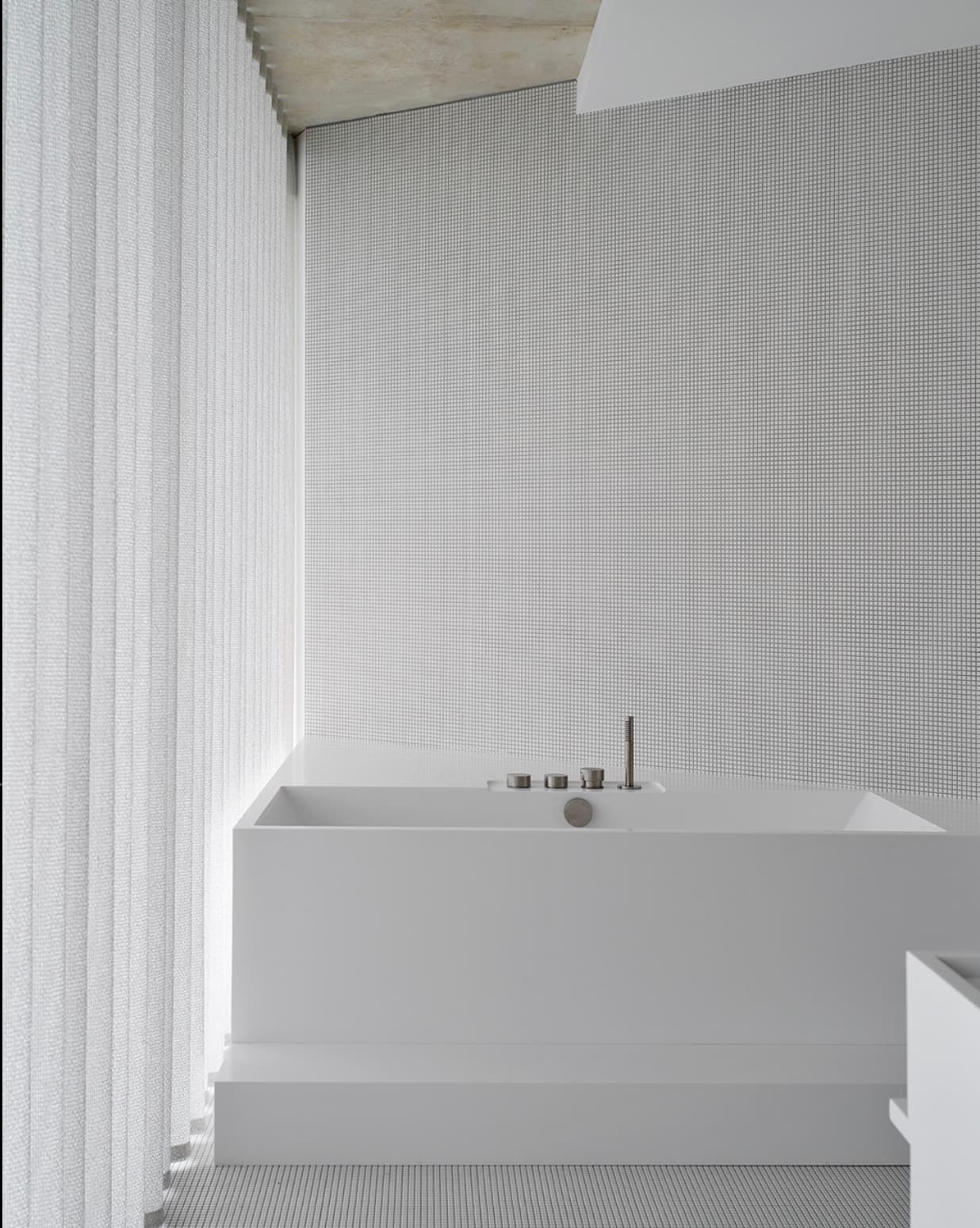 Salle de bain rideaux dans le projet Maison Moos de Hill à Saint-Didier-au-Mont-d'Or, France.