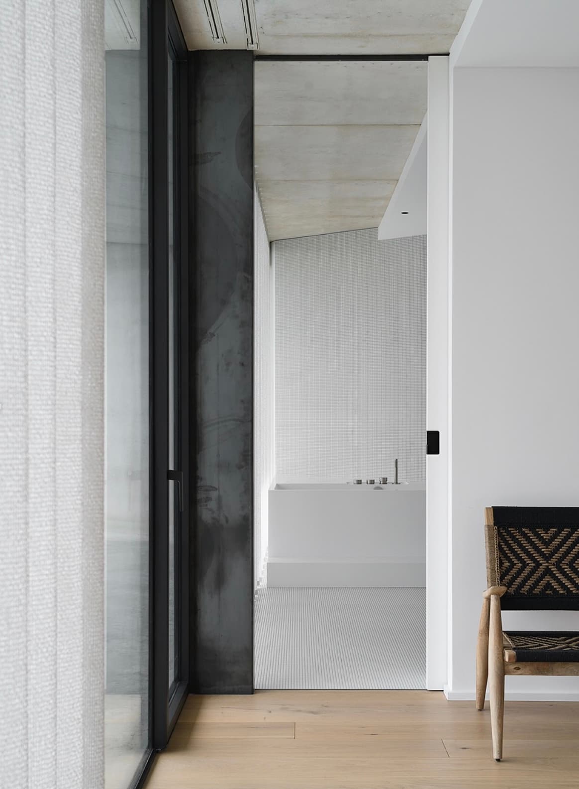 Suite bain rideaux dans le projet Maison Moos de Hill à Saint-Didier-au-Mont-d'Or, France.