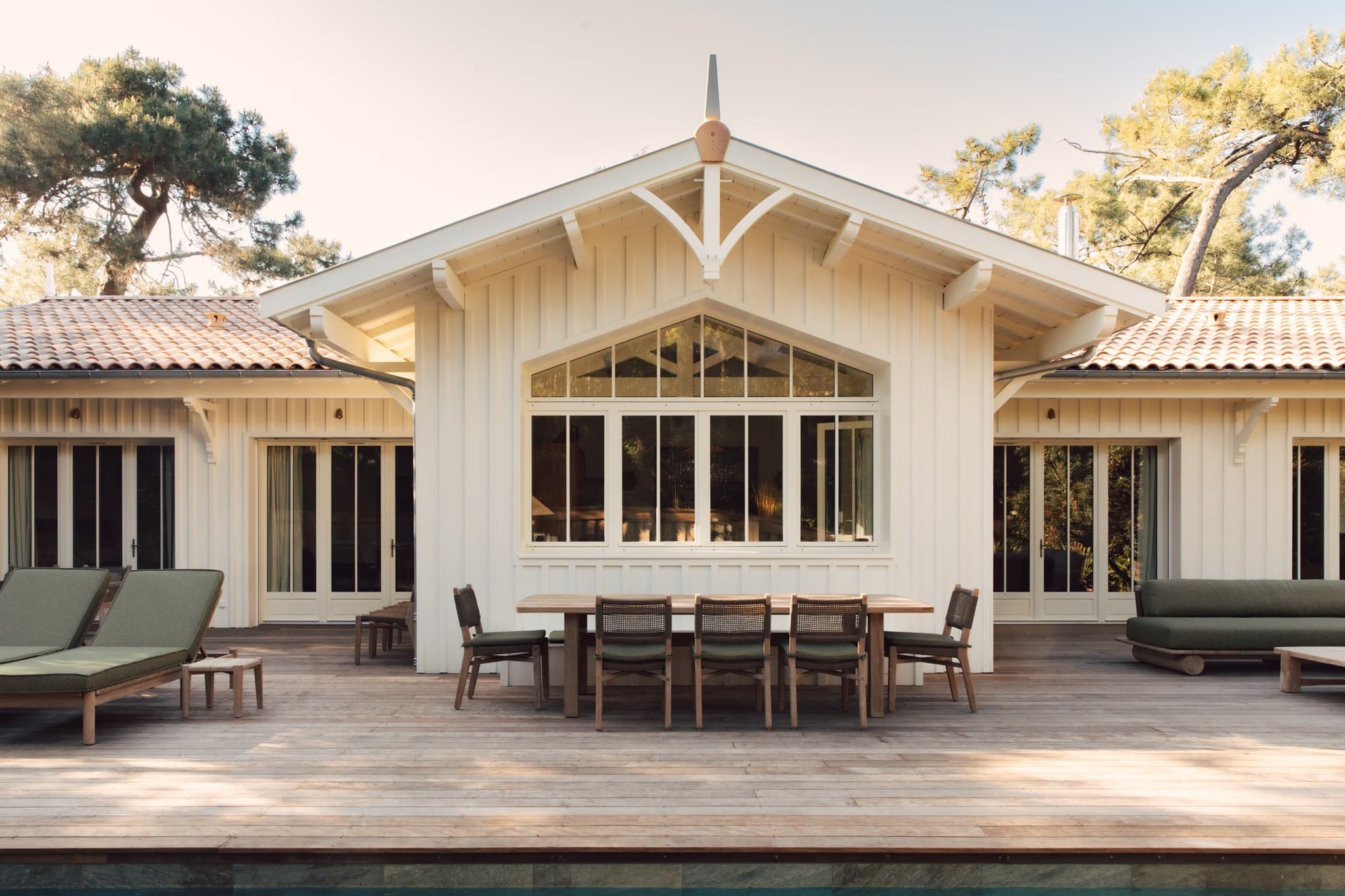 Oyat House à Cap Ferret, France, rideaux, tête de lit, banquette réalisés sur mesure par l'Atelier Virginie Morel.