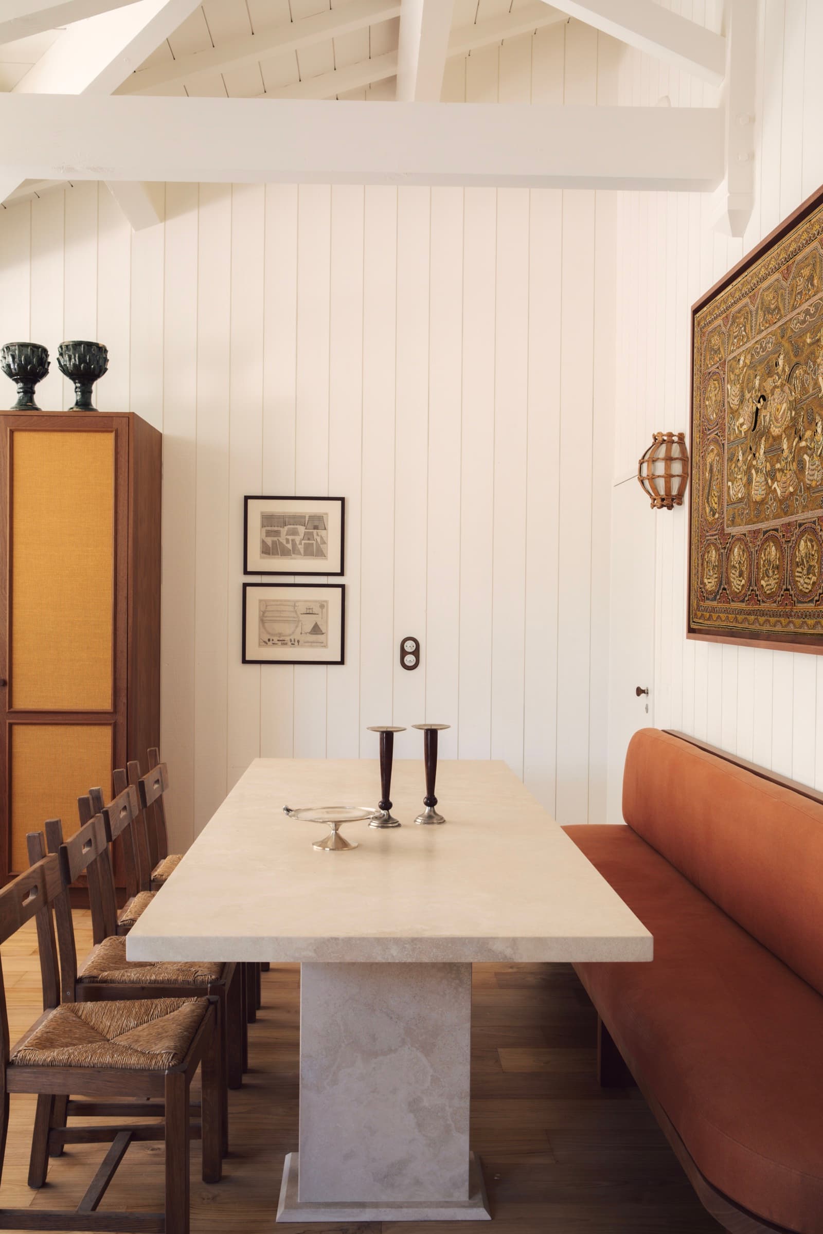 Salle à manger dans le projet Oyat House à Cap Ferret, France.