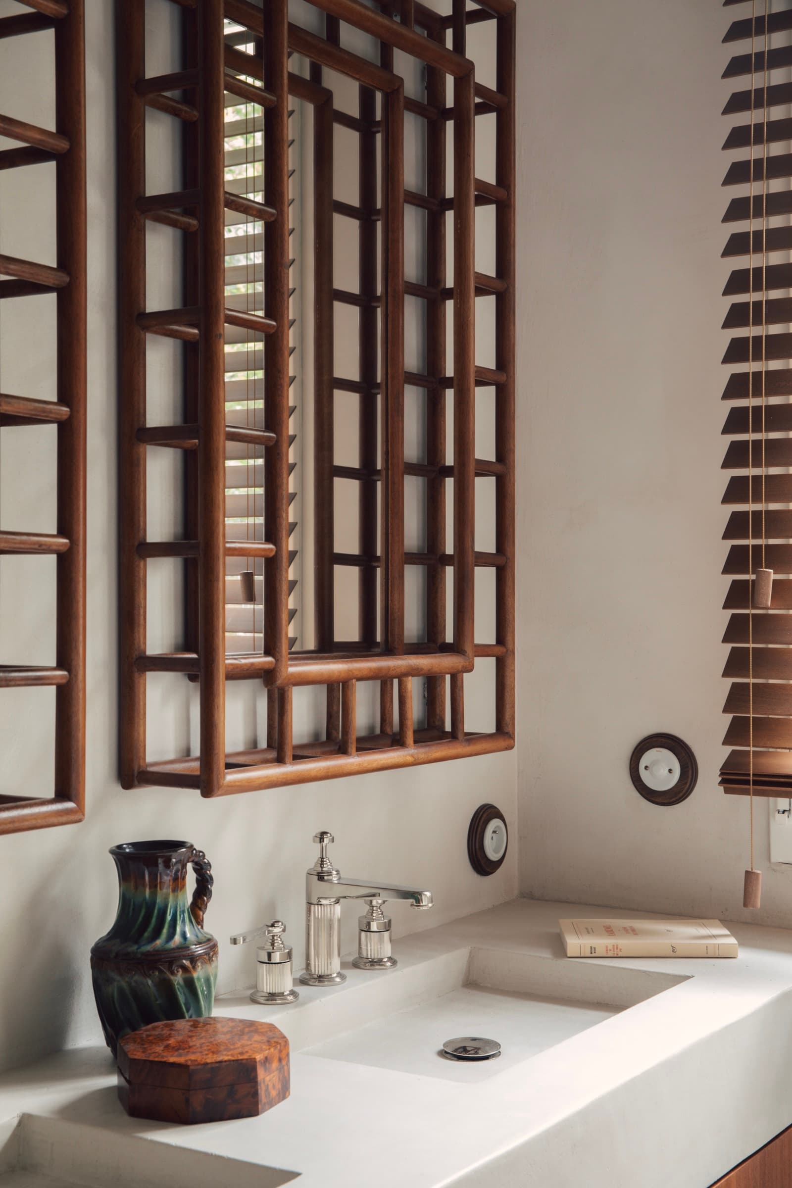 Salle de bain principale dans le projet Oyat House à Cap Ferret, France.