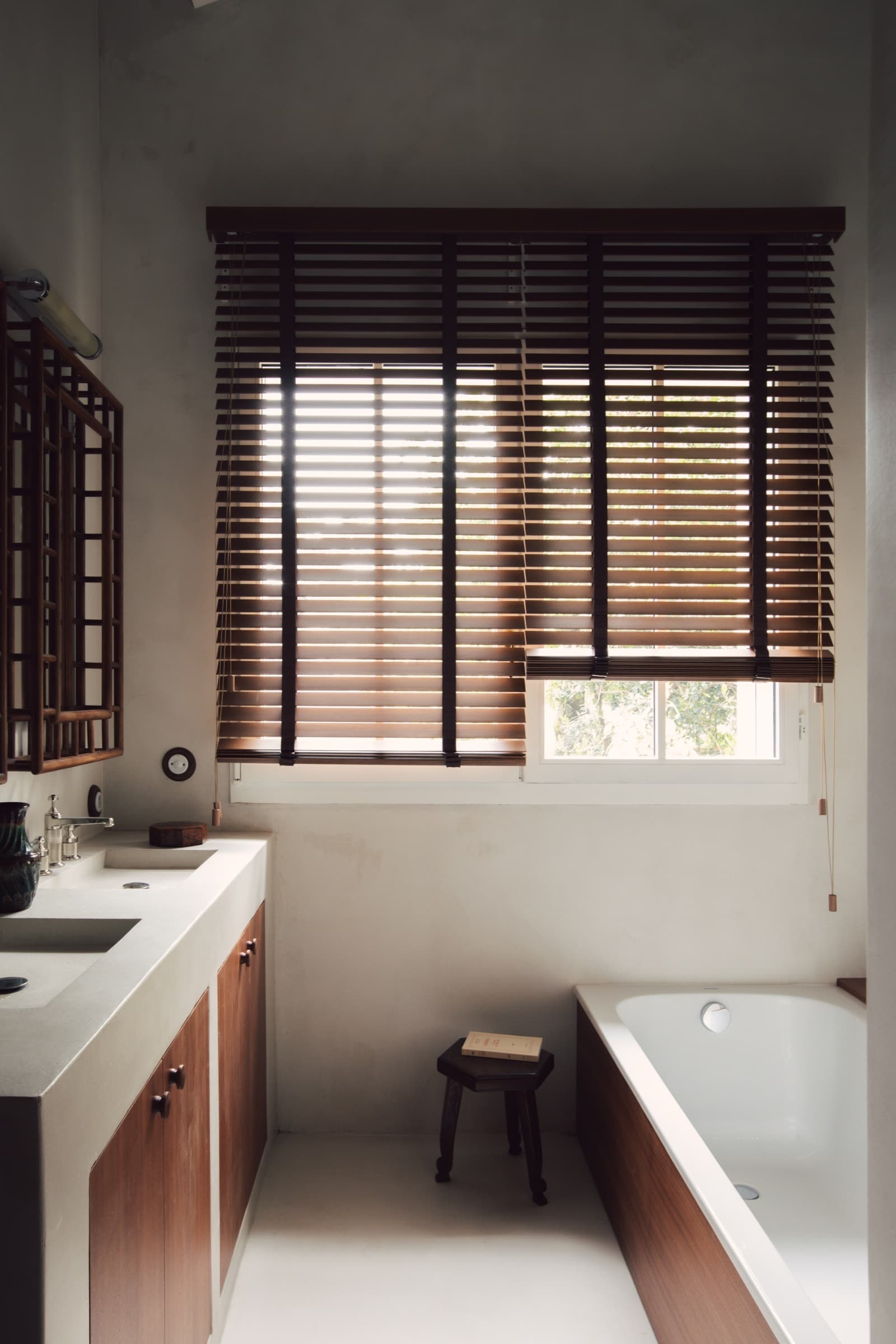 Salle de bain stores dans le projet Oyat House à Cap Ferret, France.