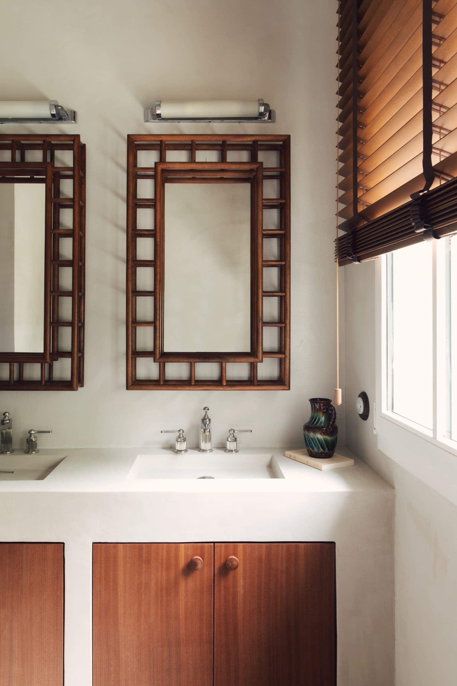 Salle de bain miroir dans le projet Oyat House à Cap Ferret, France.