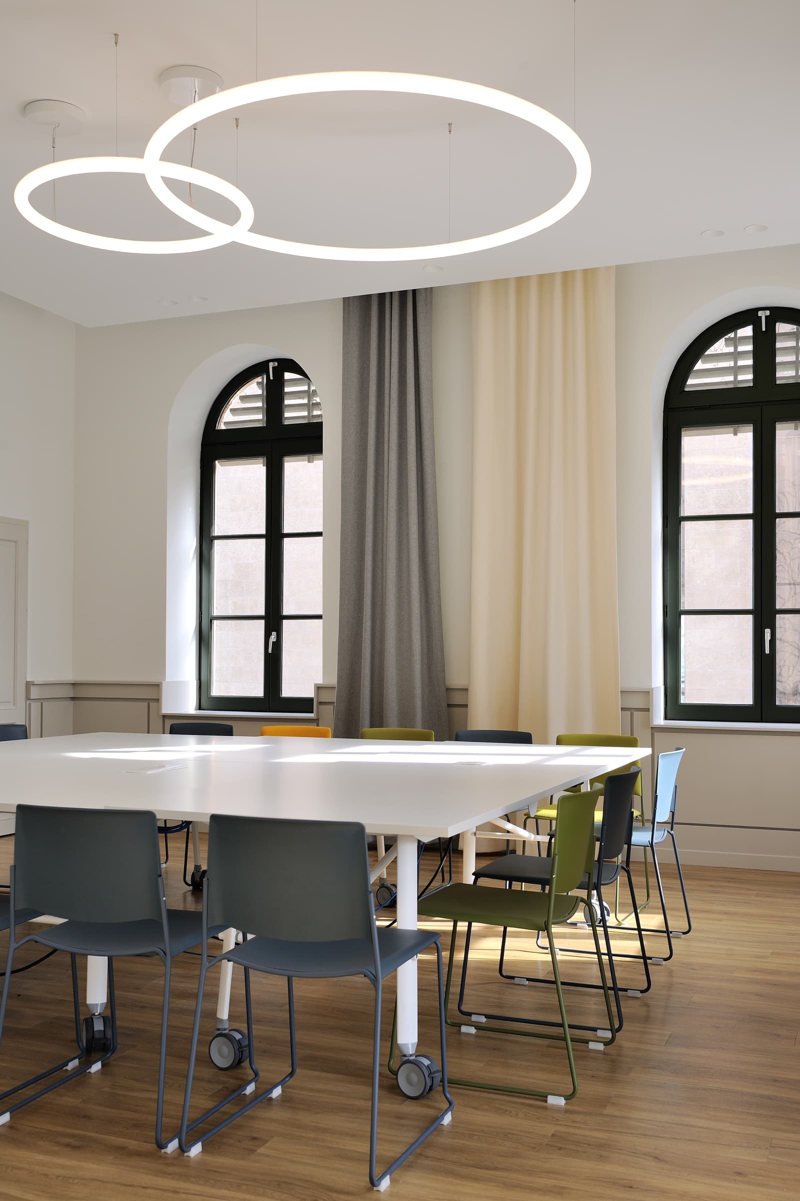 Salle réunion table dans le projet Valcena à Lyon, France.