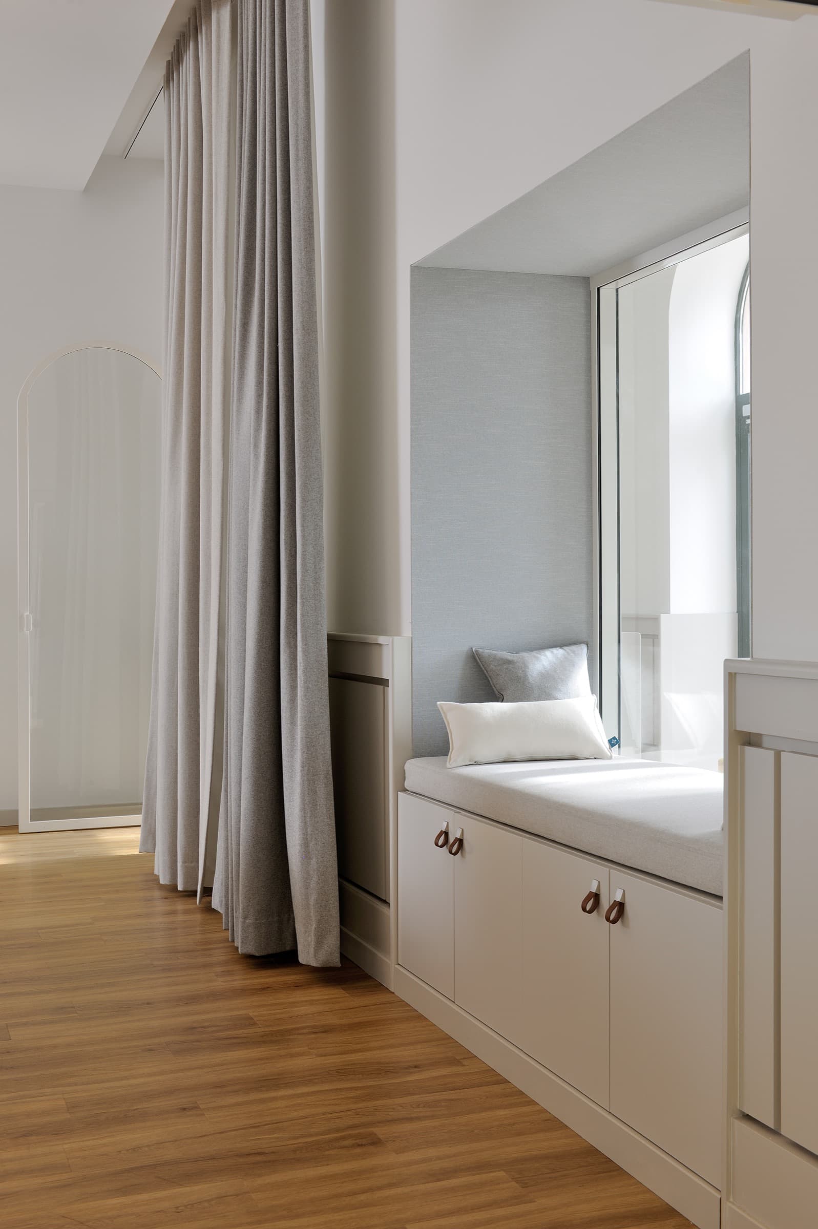 Valcena à Lyon, France, rideaux, banquettes réalisés sur mesure par l'Atelier Virginie Morel.