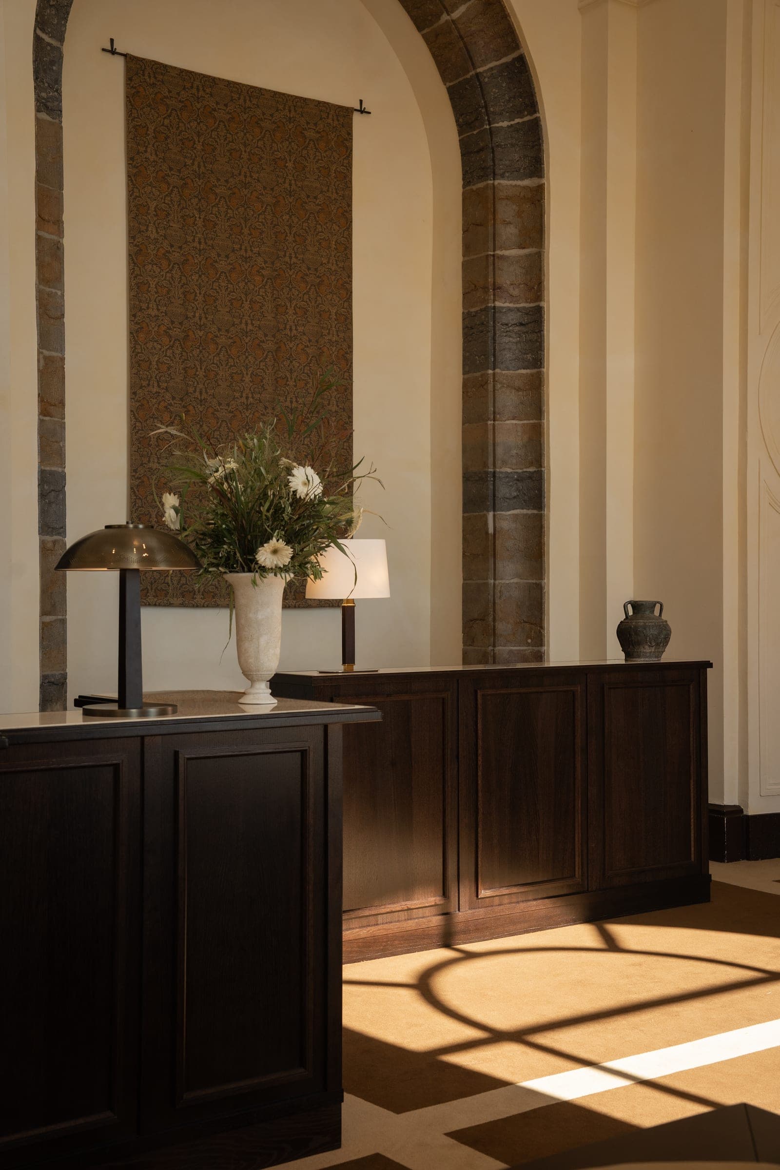 Villa Florentine à Lyon, France, tentures en soie, drapés de vitrines, banquette d'extérieur réalisés sur mesure par l'Atelier Virginie Morel.
